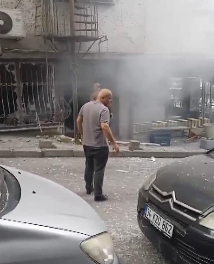 Güngören’de büfede gizemli patlama! Ekipler teyakkuzda