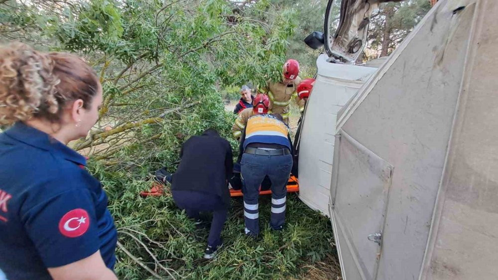 İtfaiyeden nefes operasyon! Kamyonet ters döndü