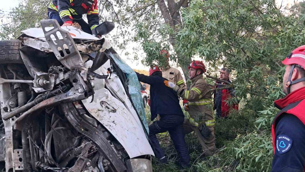 İtfaiyeden nefes operasyon! Kamyonet ters döndü