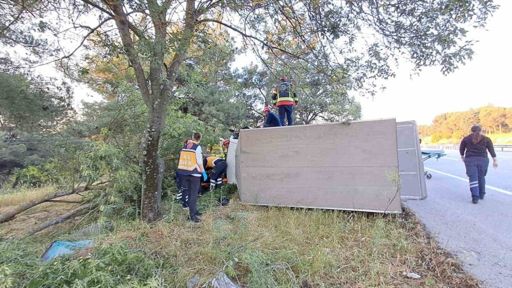 İtfaiyeden nefes operasyon! Kamyonet ters döndü