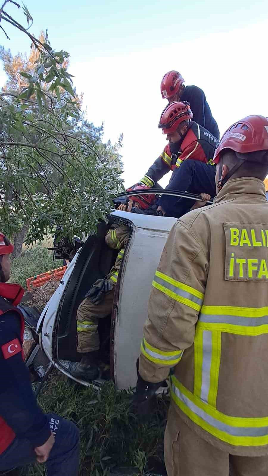 İtfaiyeden nefes operasyon! Kamyonet ters döndü
