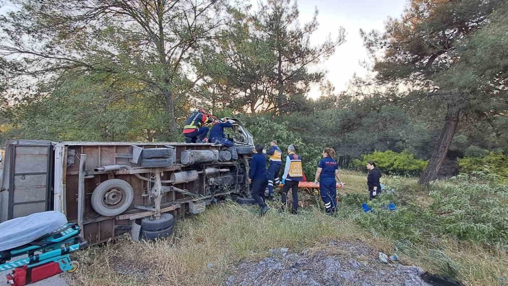 İtfaiyeden nefes operasyon! Kamyonet ters döndü
