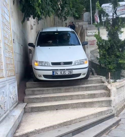 Navigasyonla gelen felaket! Sürücü merdivenlerde kaldı