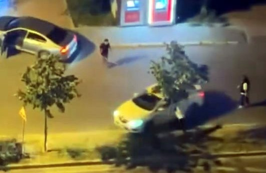 Çıldıran sürücü aracı yayanın üzerine sürdü