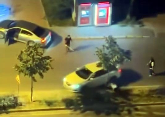 Çıldıran sürücü aracı yayanın üzerine sürdü