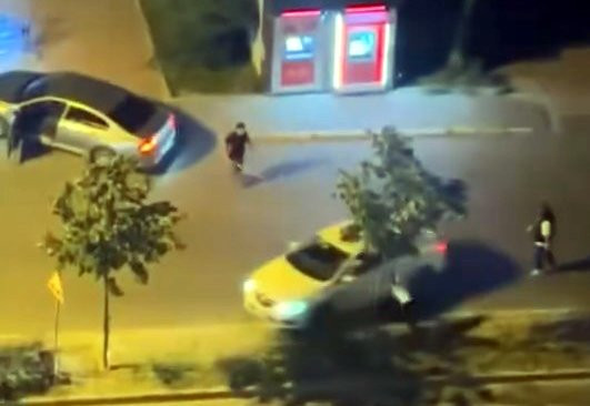 Çıldıran sürücü aracı yayanın üzerine sürdü