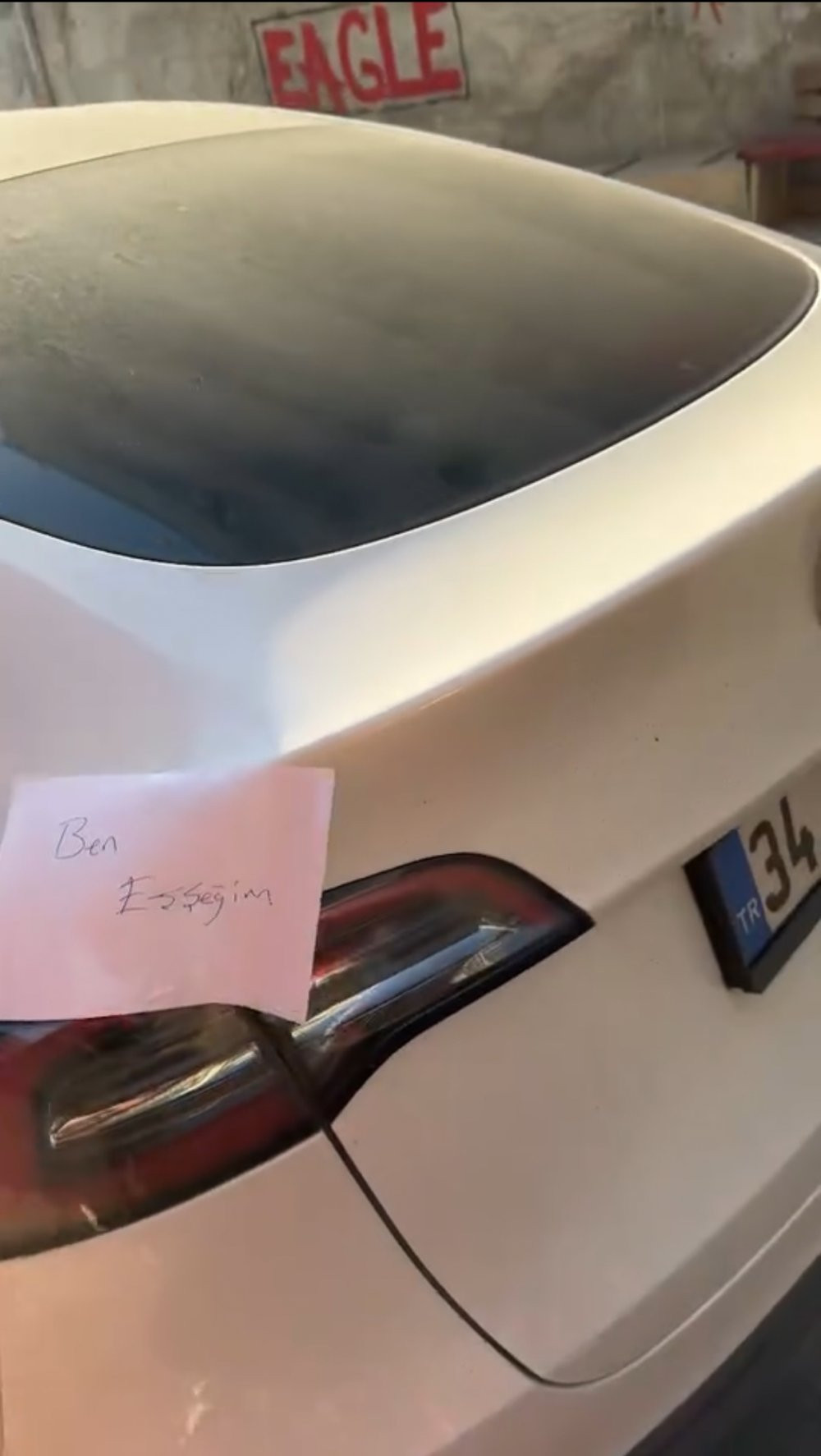 Lüks araca esnaftan sert tepki! Türkçe-İngilizce-Rusça mesaj