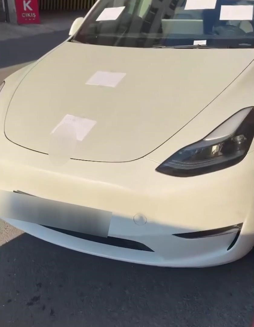 Lüks araca esnaftan sert tepki! Türkçe-İngilizce-Rusça mesaj