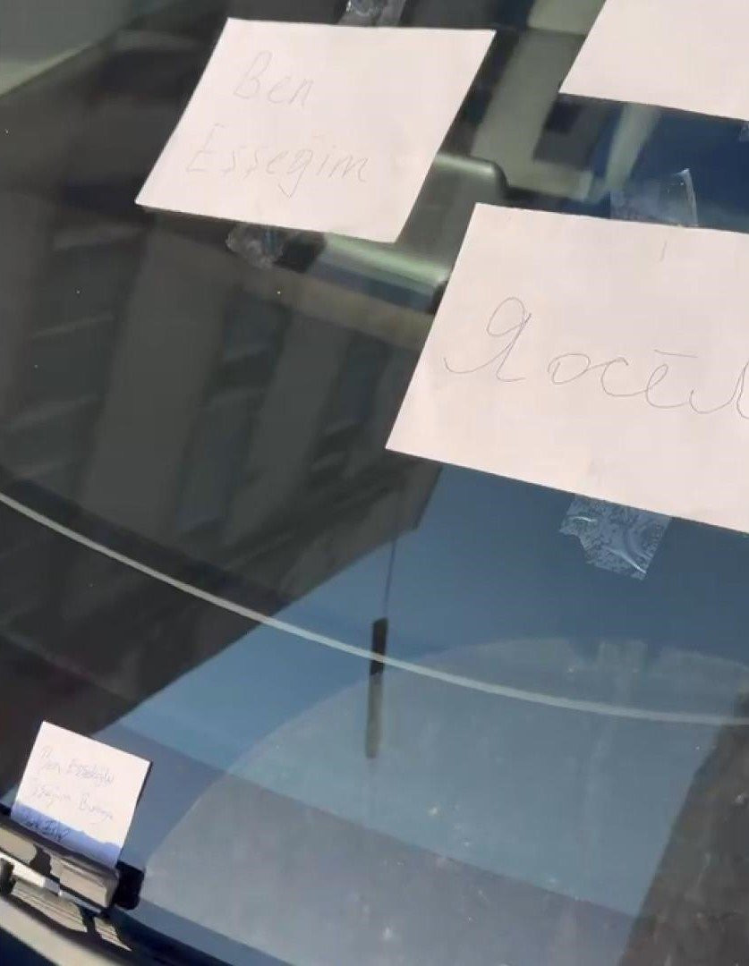 Lüks araca esnaftan sert tepki! Türkçe-İngilizce-Rusça mesaj