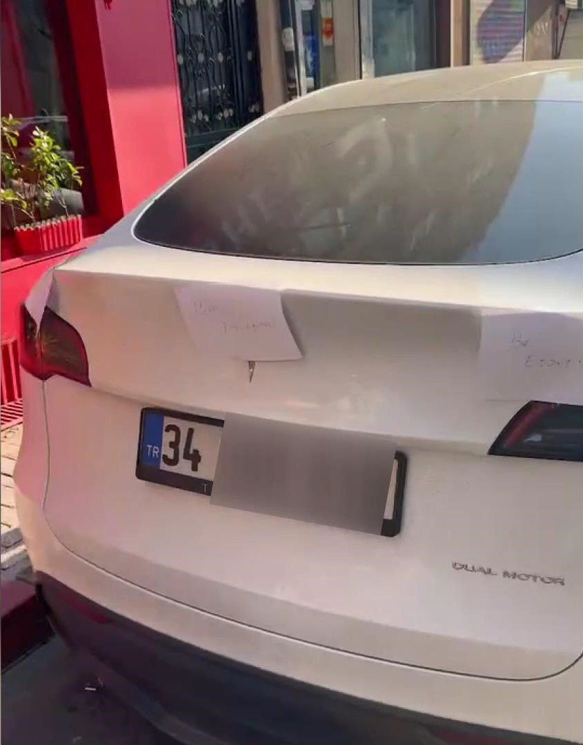 Lüks araca esnaftan sert tepki! Türkçe-İngilizce-Rusça mesaj