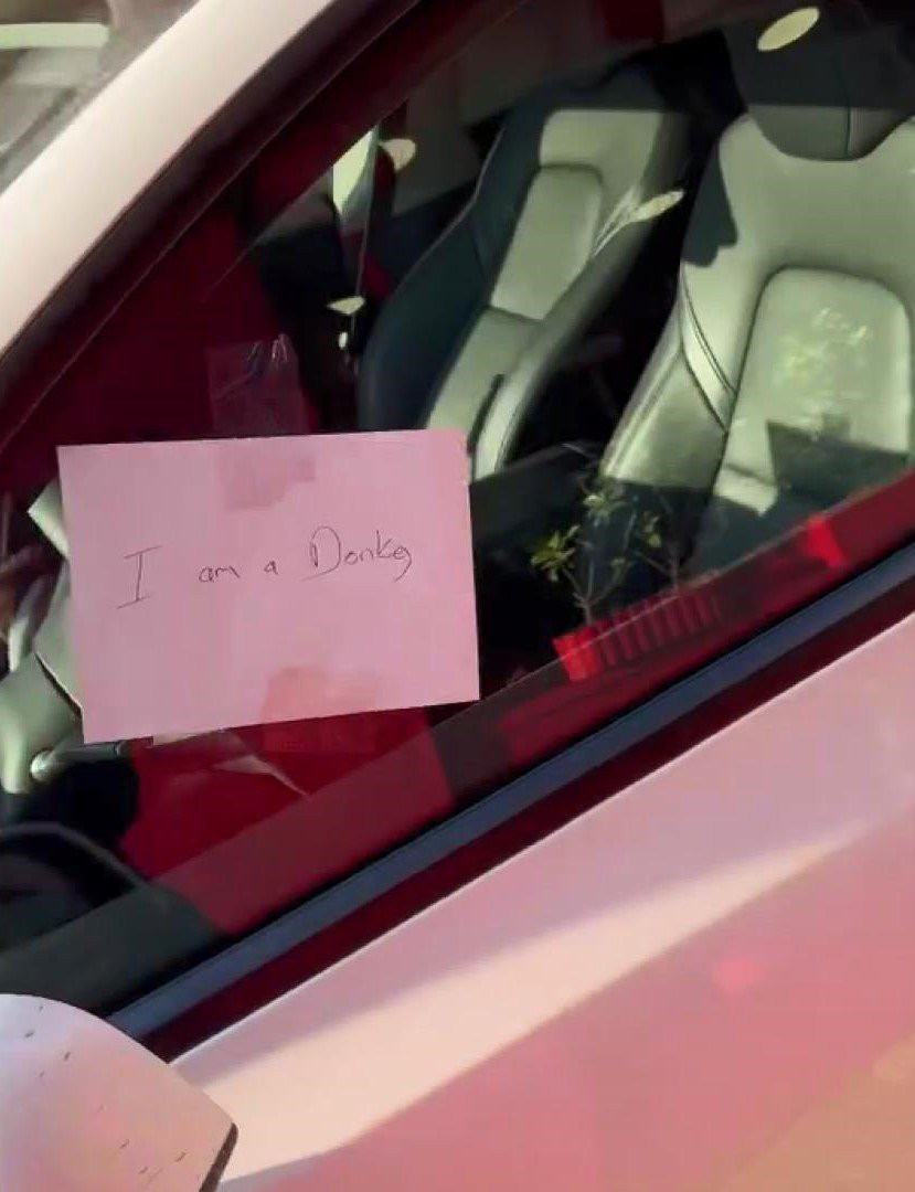 Lüks araca esnaftan sert tepki! Türkçe-İngilizce-Rusça mesaj