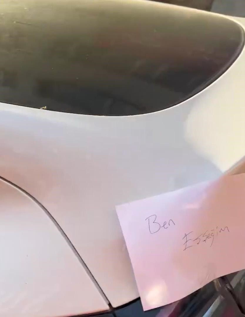 Lüks araca esnaftan sert tepki! Türkçe-İngilizce-Rusça mesaj