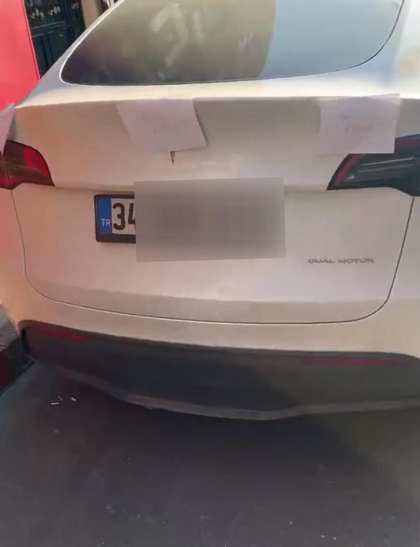 Lüks araca esnaftan sert tepki! Türkçe-İngilizce-Rusça mesaj