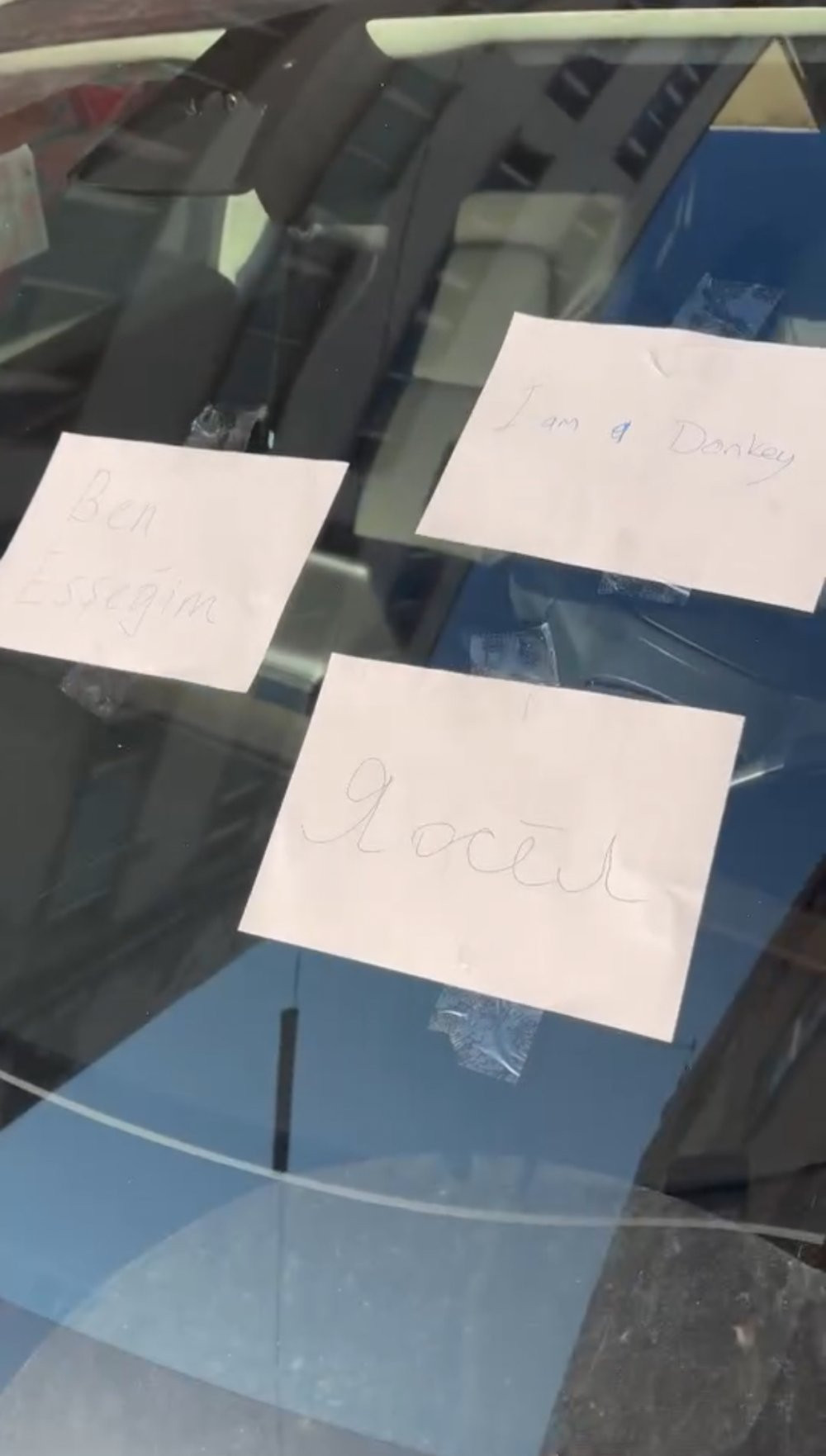 Lüks araca esnaftan sert tepki! Türkçe-İngilizce-Rusça mesaj