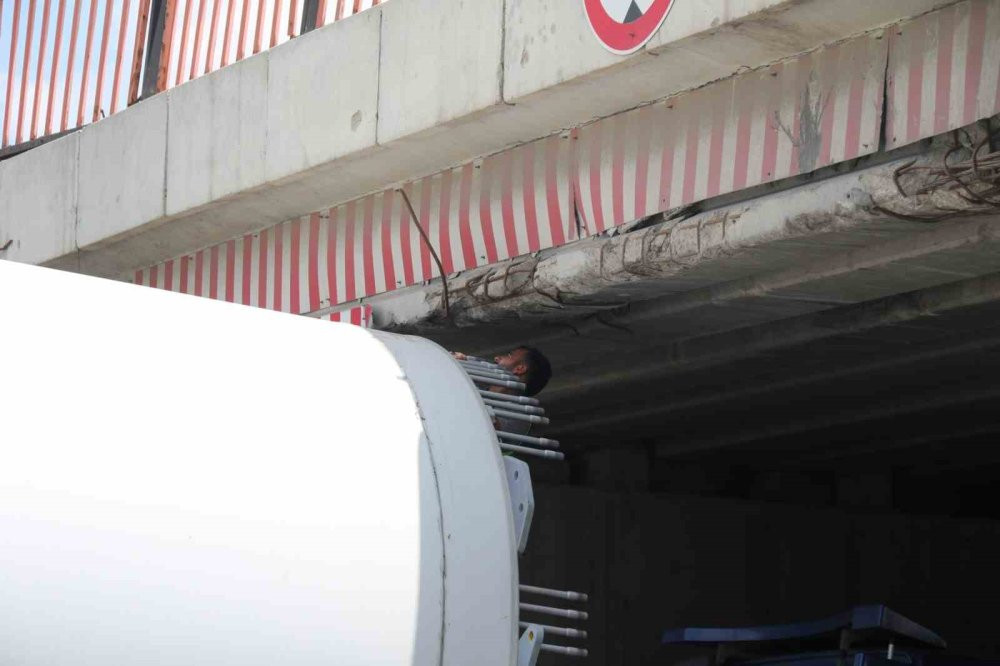 Rüzgar türbini köprüye takıldı