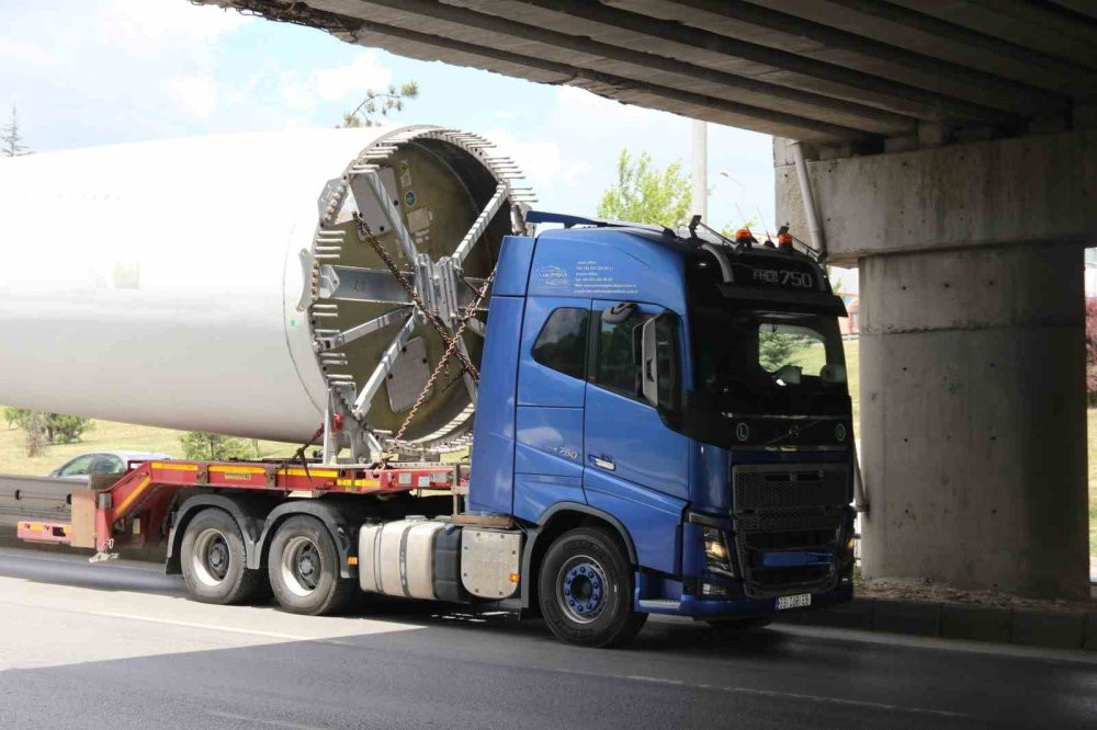 Rüzgar türbini köprüye takıldı