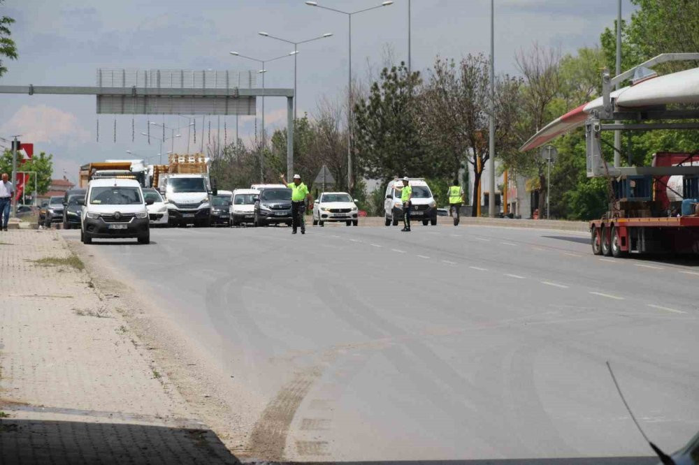 Rüzgar türbini köprüye takıldı