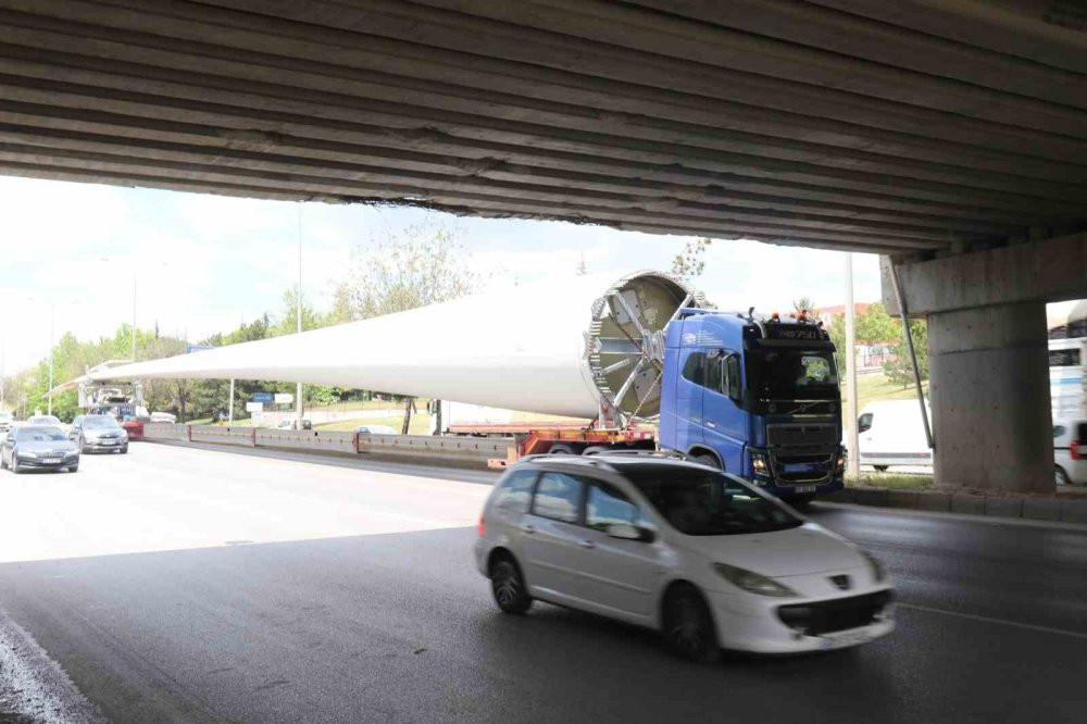 Rüzgar türbini köprüye takıldı