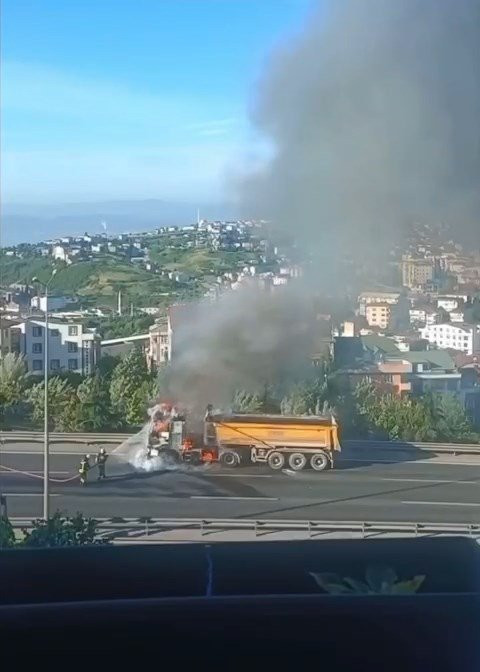 D-100’de alevli kâbus! Hafriyat kamyonu küle çevirdi