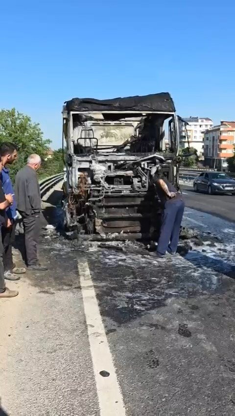 D-100’de alevli kâbus! Hafriyat kamyonu küle çevirdi