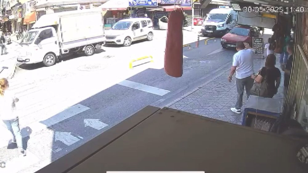 Minibüs yürekleri ağza getirdi: Kadını esnaf kurtardı