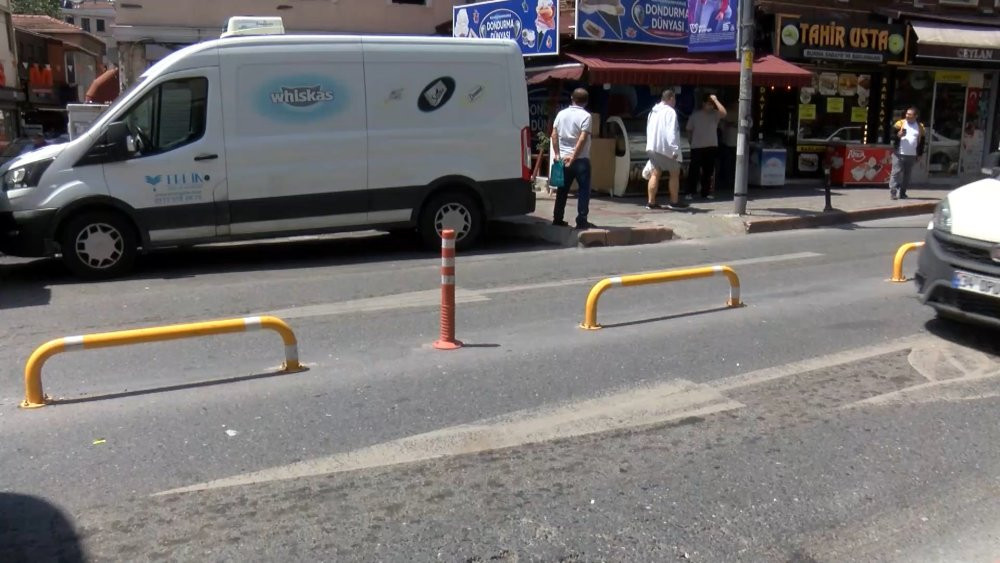 Minibüs yürekleri ağza getirdi: Kadını esnaf kurtardı