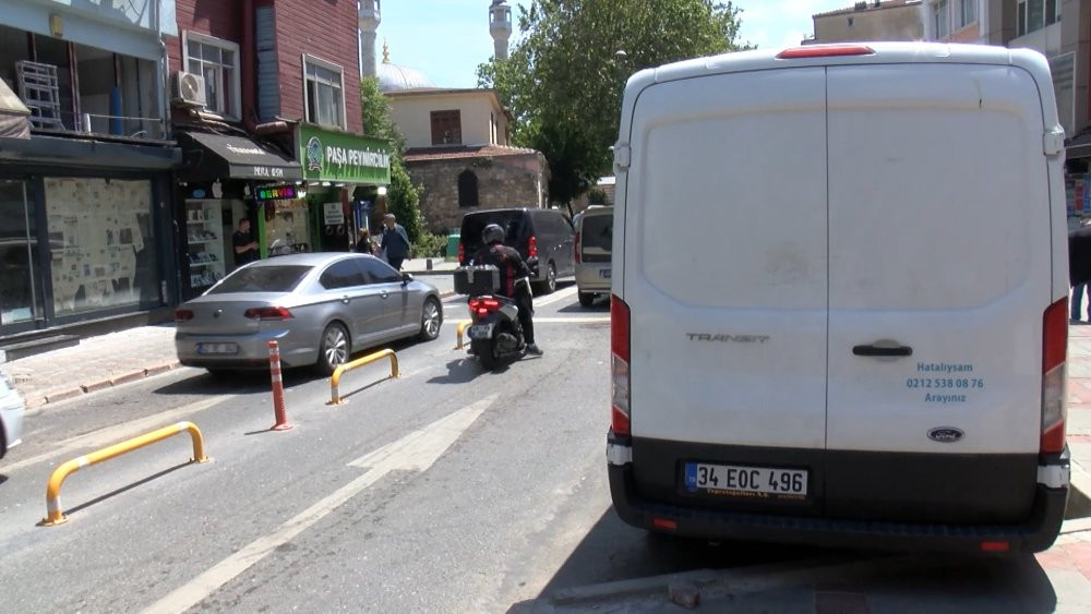 Minibüs yürekleri ağza getirdi: Kadını esnaf kurtardı