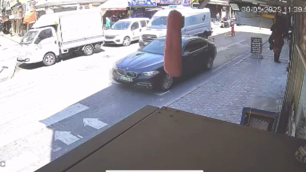 Minibüs yürekleri ağza getirdi: Kadını esnaf kurtardı