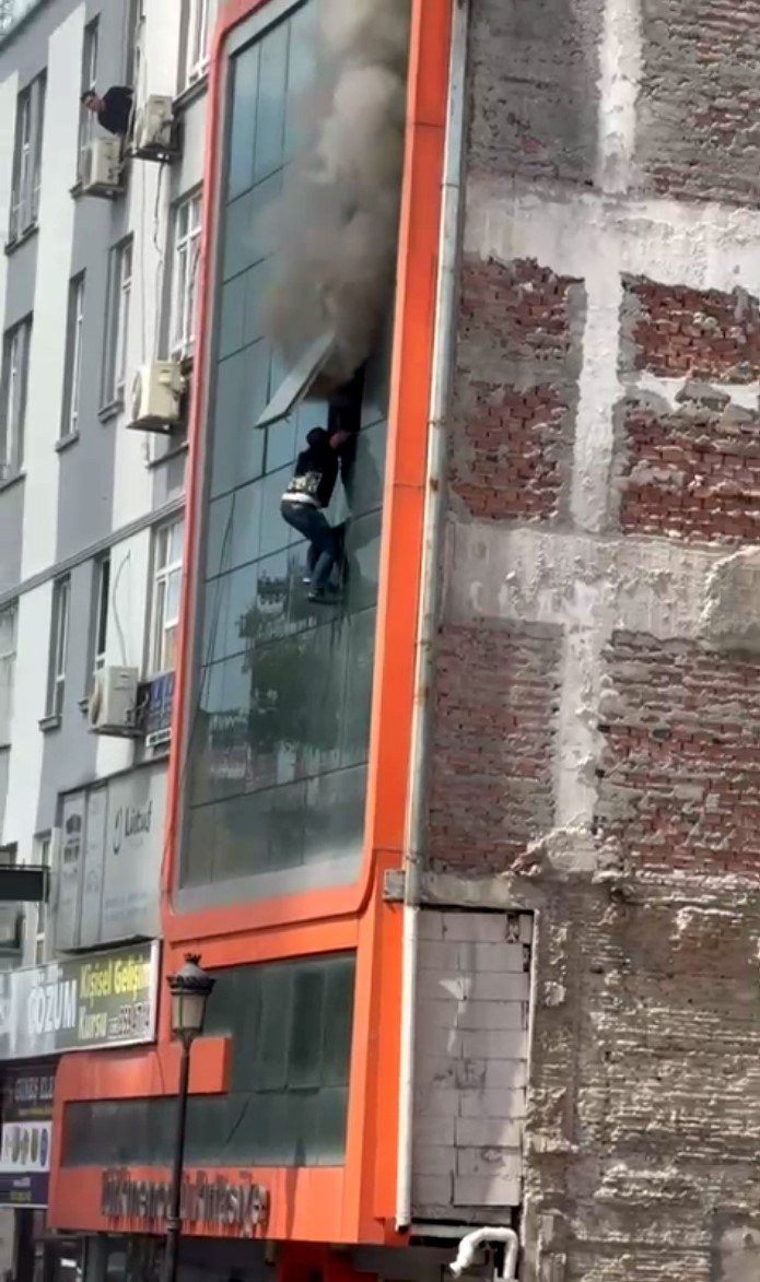 Adana’da yangın! Çarşaf kurtarmadı: İşçiler düştü