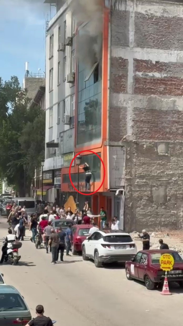 Adana’da yangın! Çarşaf kurtarmadı: İşçiler düştü