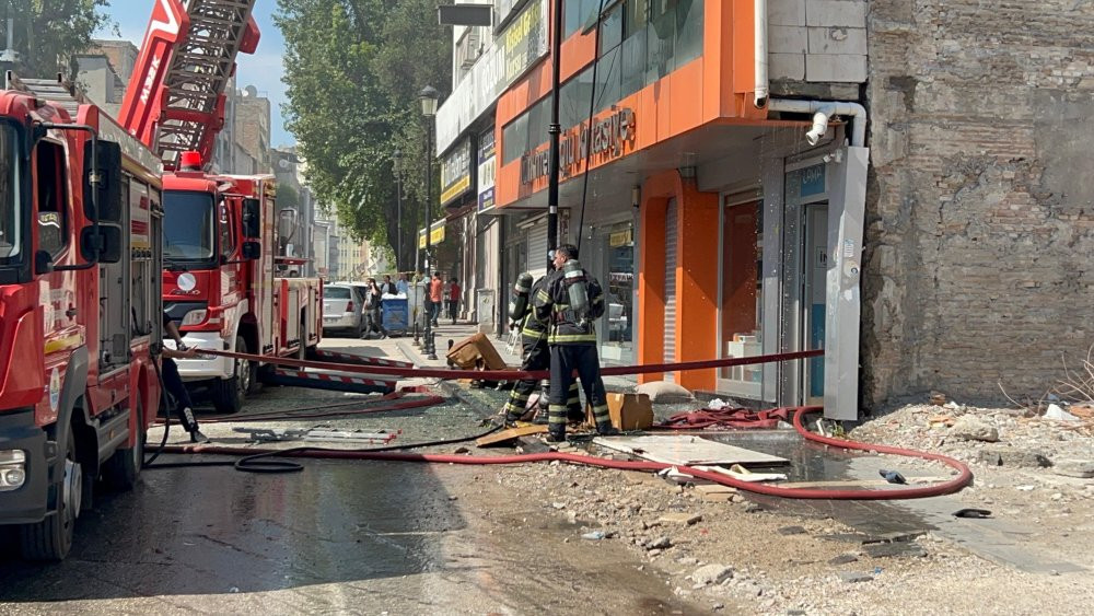 Adana’da yangın! Çarşaf kurtarmadı: İşçiler düştü