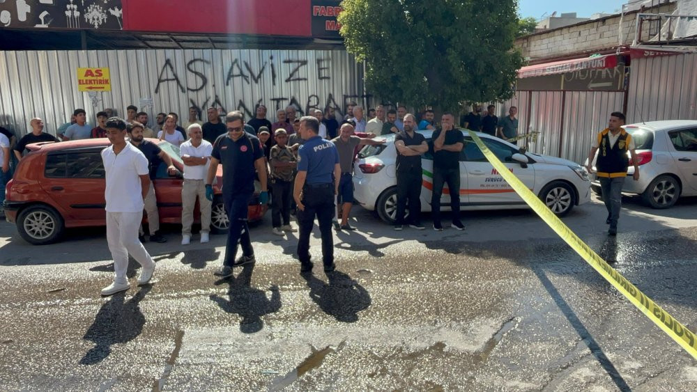 Adana’da yangın! Çarşaf kurtarmadı: İşçiler düştü