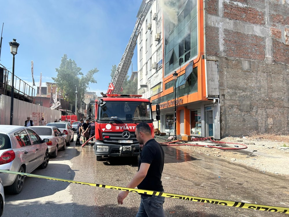 Adana’da yangın! Çarşaf kurtarmadı: İşçiler düştü