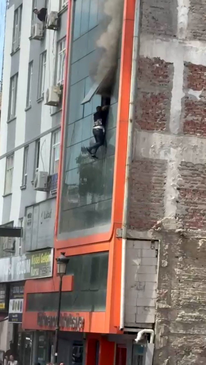 Adana’da yangın! Çarşaf kurtarmadı: İşçiler düştü