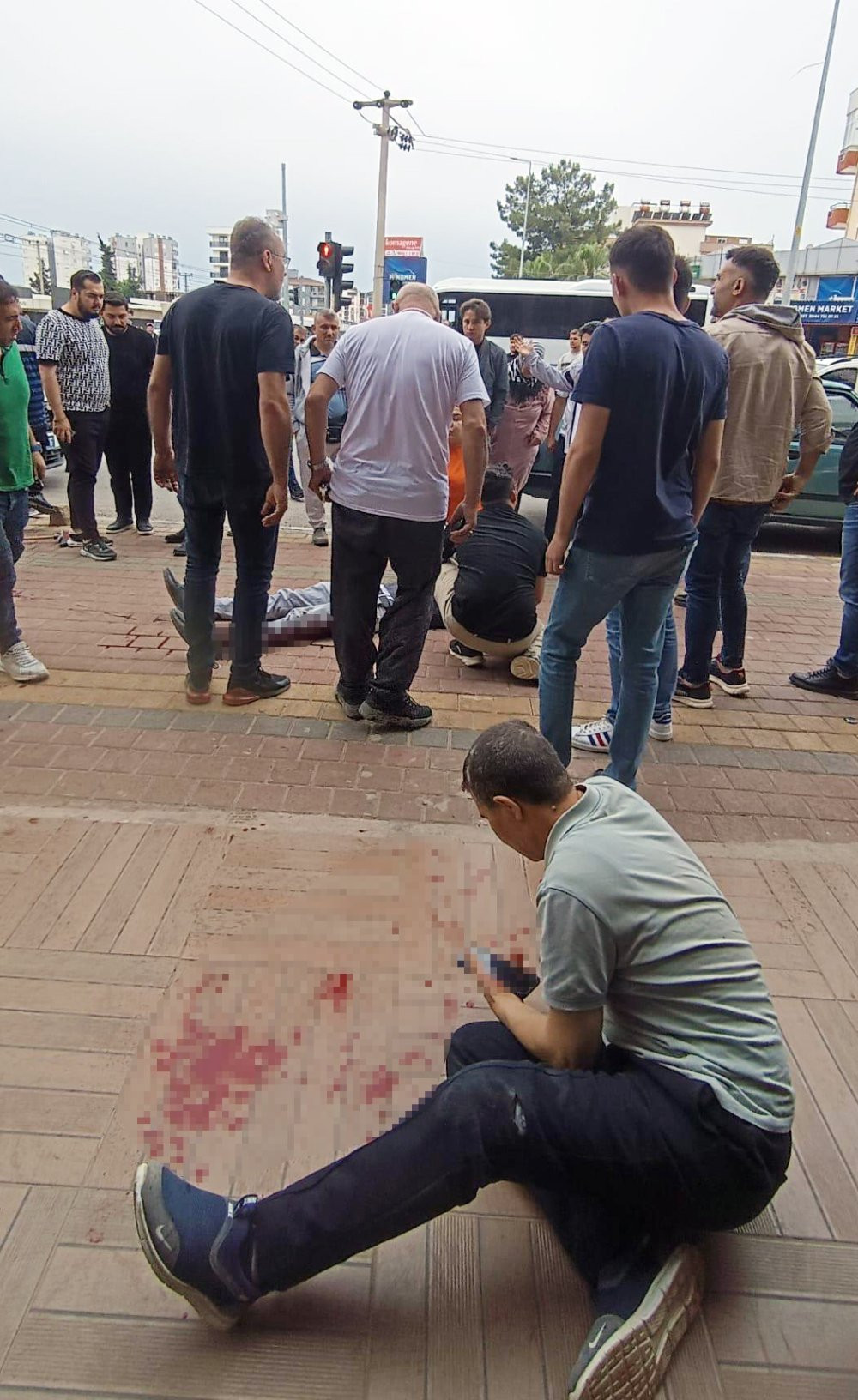 Antalya’da kanlı çatışma! Sopalar, bıçaklar havada uçuştu