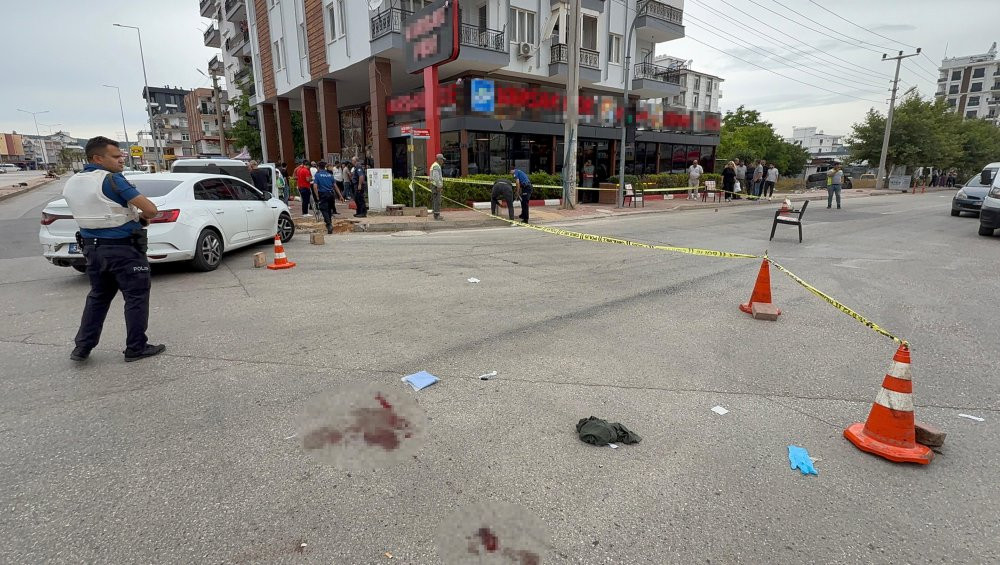 Antalya’da kanlı çatışma! Sopalar, bıçaklar havada uçuştu