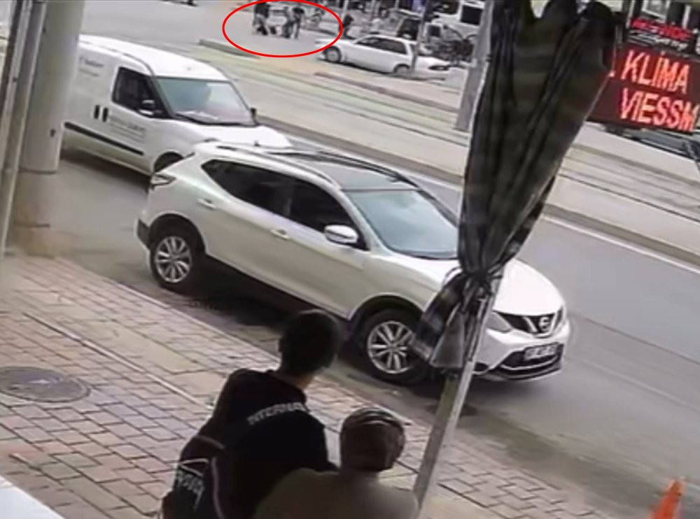 Antalya’da kanlı çatışma! Sopalar, bıçaklar havada uçuştu