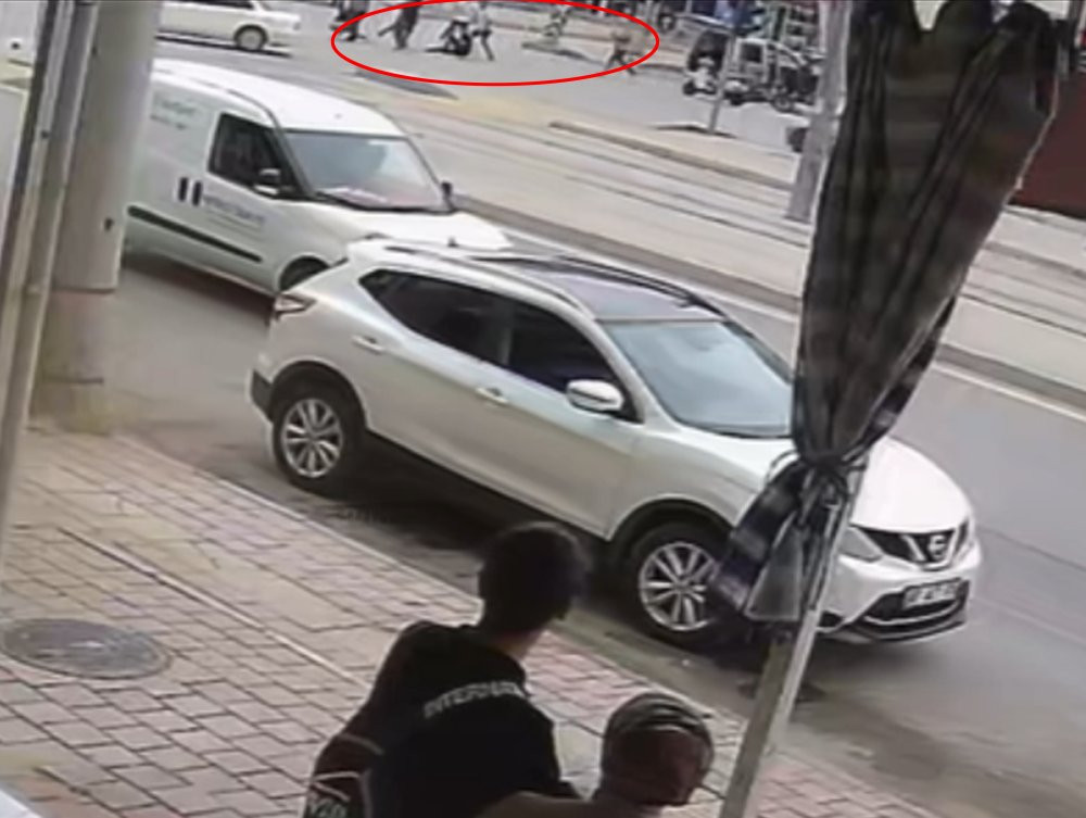 Antalya’da kanlı çatışma! Sopalar, bıçaklar havada uçuştu