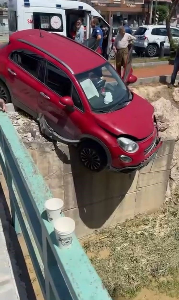 Kanalda askıda kalan otomobil şaşırttı! Facia ucuz atlatıldı