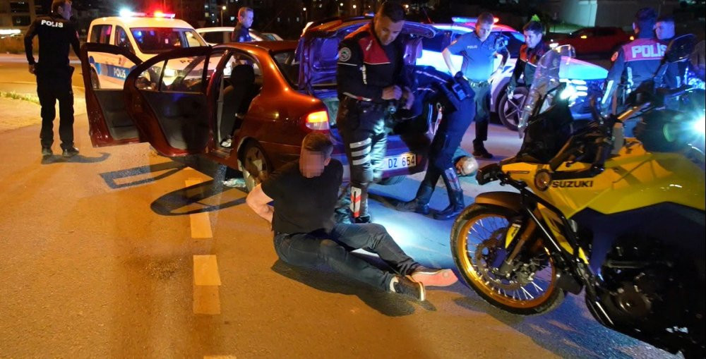 Alkollü sürücü kaçmak için her yolu denede! Yakalanma anları kamerada