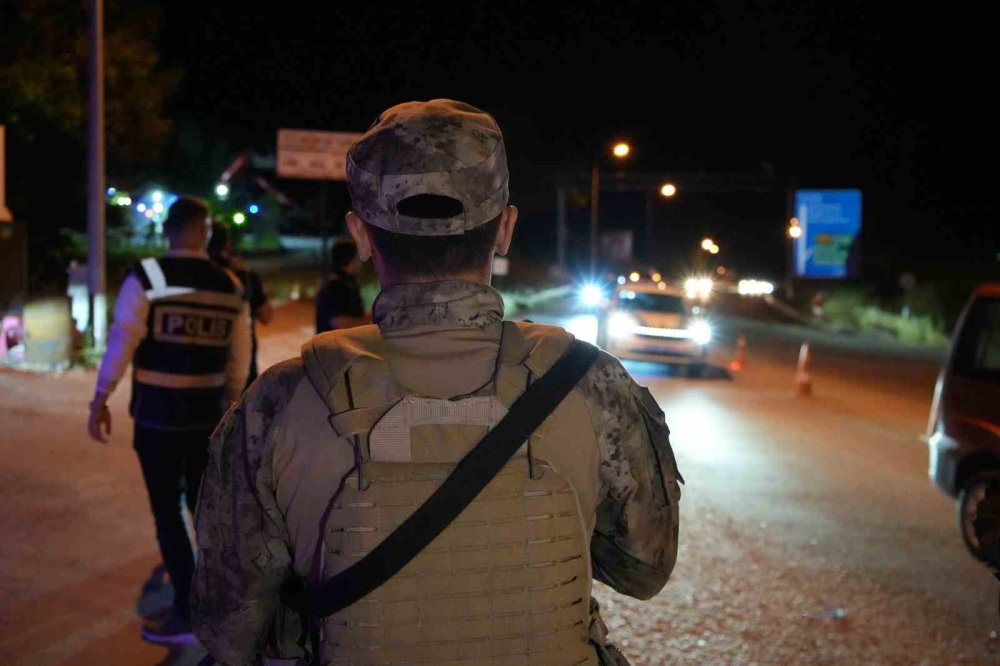 Alkollü sürücü kaçmak için her yolu denede! Yakalanma anları kamerada