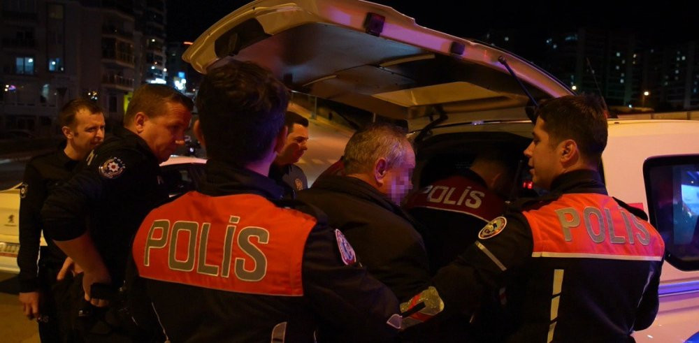 Alkollü sürücü kaçmak için her yolu denede! Yakalanma anları kamerada