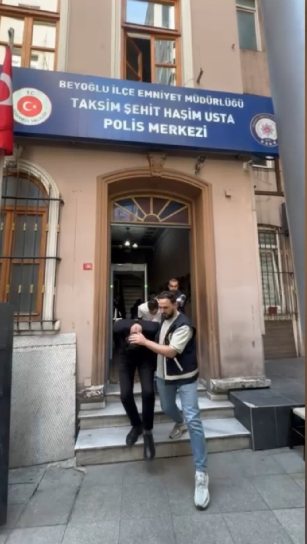 Beyoğlu’nda eğlence gecesi kabusa döndü! Hesap tartışması kanlı bitti: Beyzbol sopasıyla dövdüler