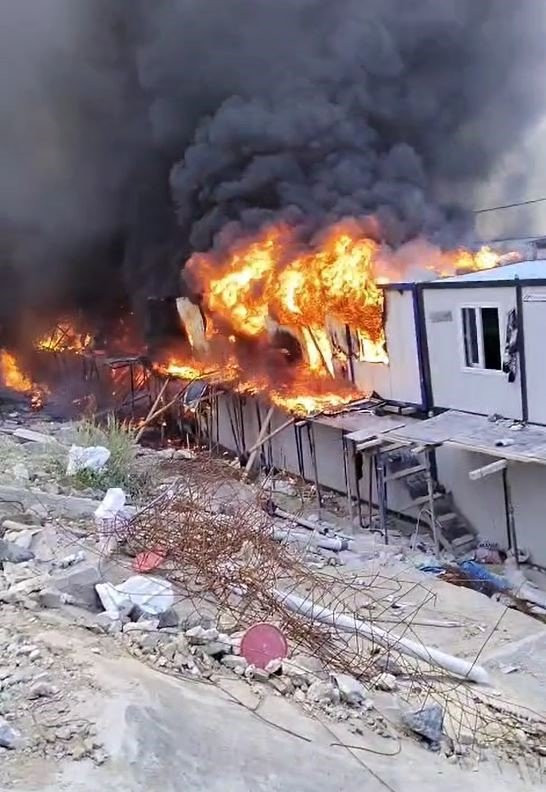 Gaziosmanpaşa’da konteynerler kül oldu