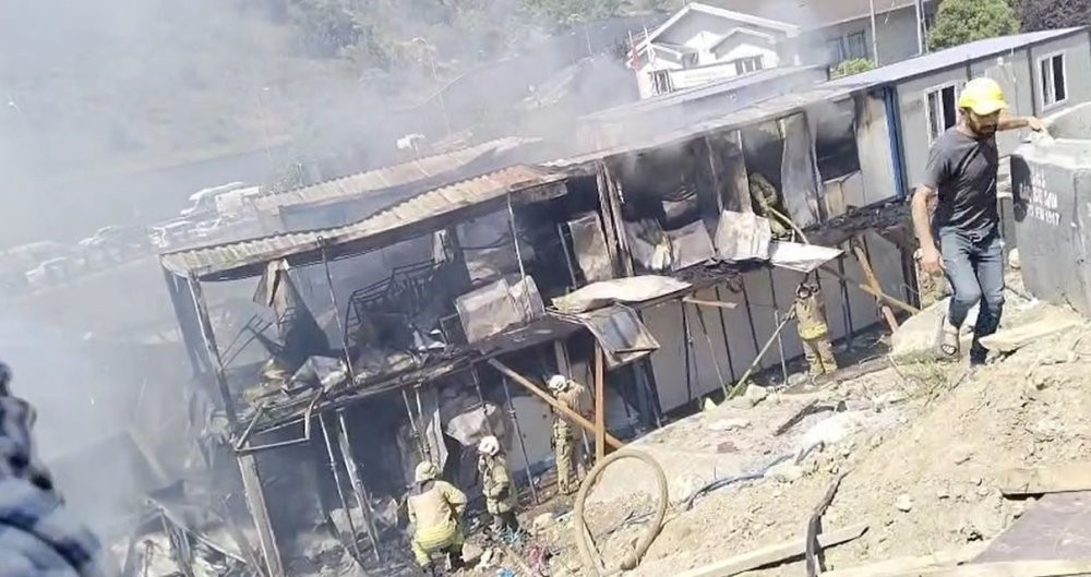 Gaziosmanpaşa’da konteynerler kül oldu