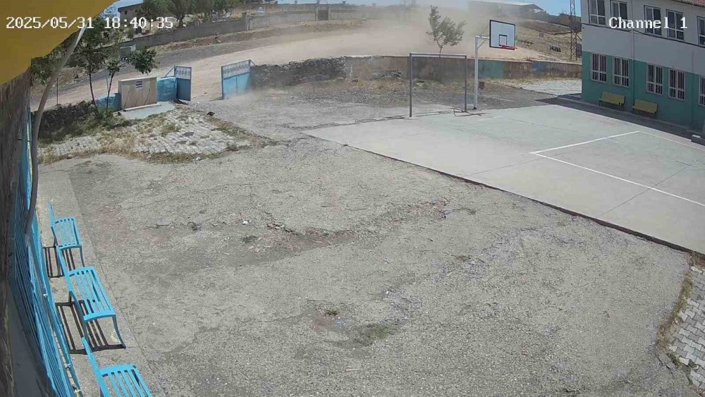 Hortum paniği! Okul kapısı parçalandı