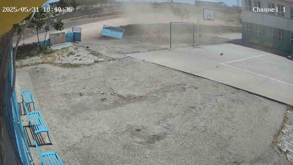 Hortum paniği! Okul kapısı parçalandı