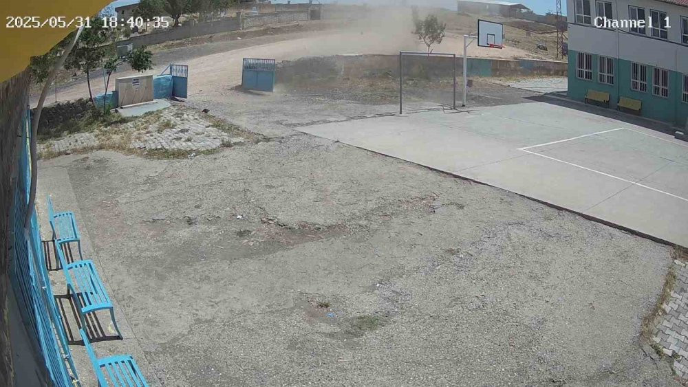 Hortum paniği! Okul kapısı parçalandı