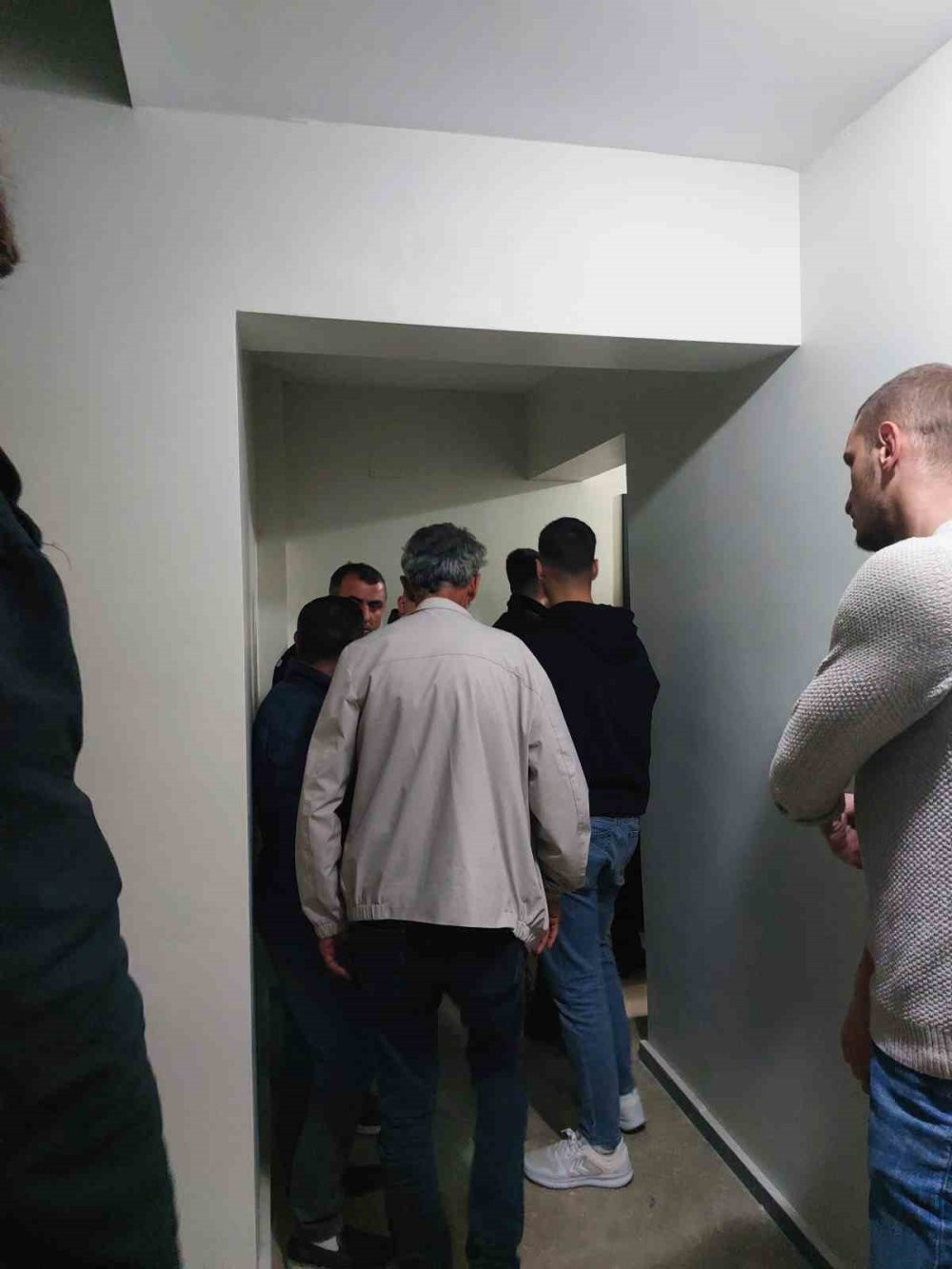 İki çocuk babasının sır ölümü! Kapı açılmadı, balkondan giren komşusu buldu