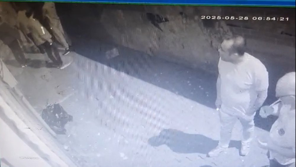 İstanbul'da eğlence mekanına silahla girmeye çalıştı! Kuzen kavgası kanlı bitti! Kurşun ensesinde